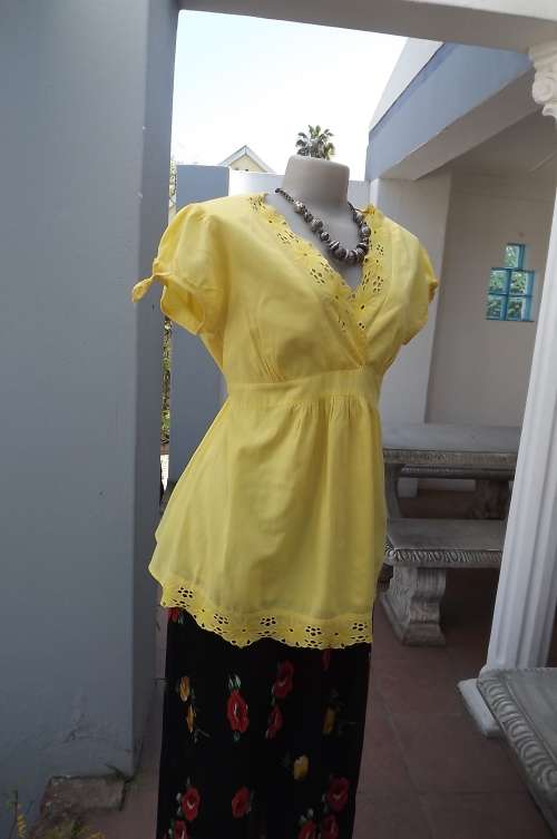 Cheerfull yellow summer maternity top with capped sleeves.Size 36/12 by "DU DATE".Empire style
