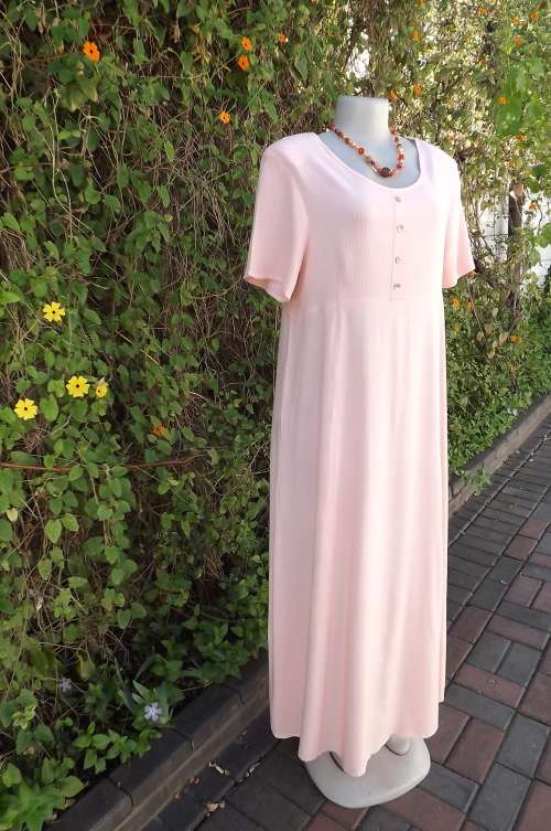 Soft peach colour ankle vintage dress from 80's by Topics in size 40/16.In cotton/viscose blend