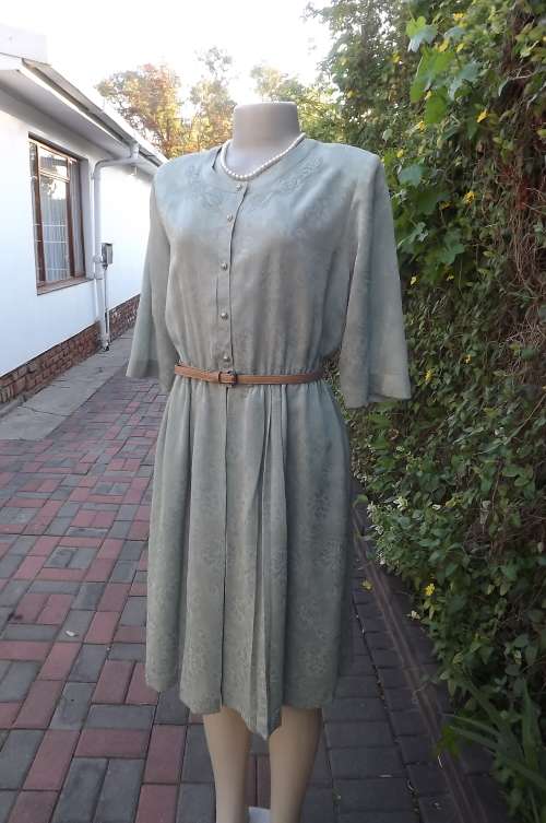 Fabulous moss green vintage dress in size 39/15.Made in unique woven fabric with floral design