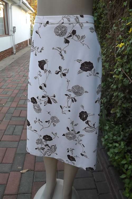 Crimplene vintage skirt in beige with brown floral pattern.Size 40/16.A line pattern.Good condition