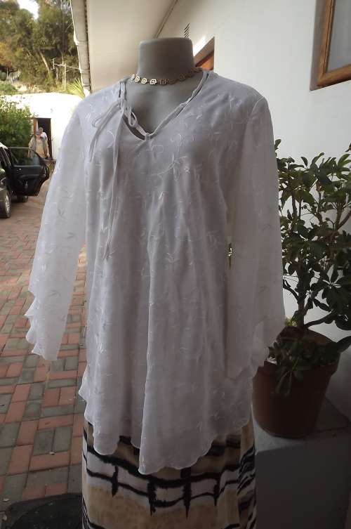 On trend white size 40/16 DU DATE maternity top.In white sheer embroidered polyester fabric.