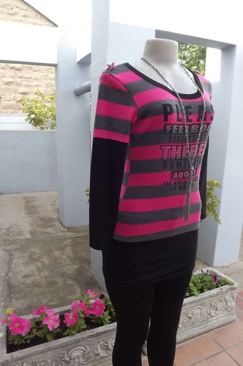 Pink and grey striped knitted acrylic top with rounded neckline.Size 32/8.