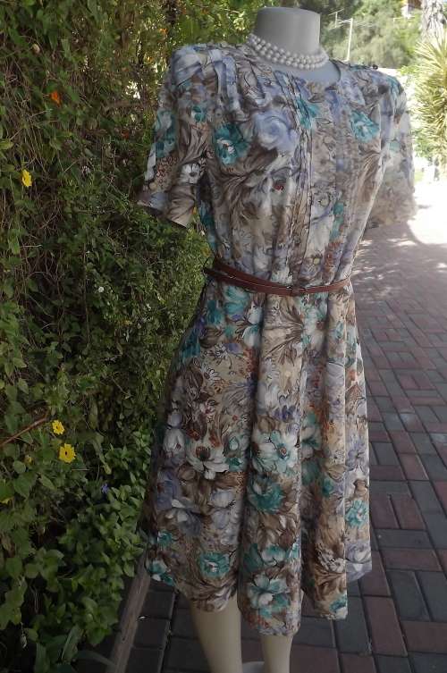 Tastefully printed size 38/14 dress from Japan by ELLMO cool cotton in beige with turquoise/blue