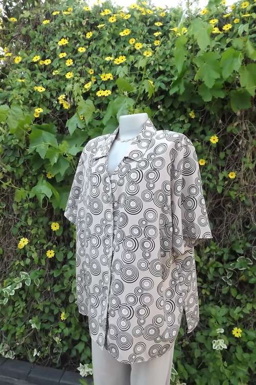 Beige short sleeve blouse with black circle patterns by TOGHETHERE in size 46/22.V neck with collar