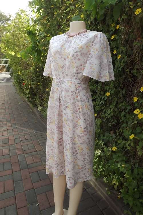 Beautiful cool polycotton white floral dress made in Korea.Size 38/14.Skirt with a few pleats.
