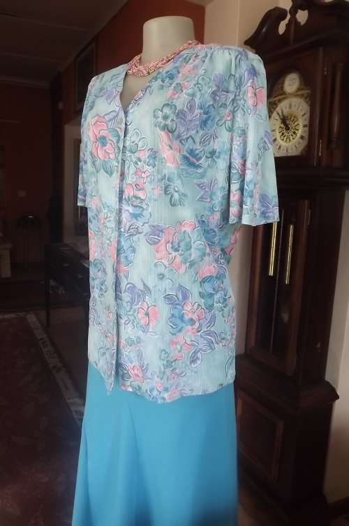 Vintage tastefully printed V neck button down top.Size 42/18.Yoked fronts and short sleeves.