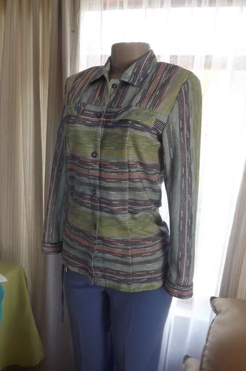 Knockout top/jacket for casual or smart wear in size 32/8 by MONG STIL from Korea.New item