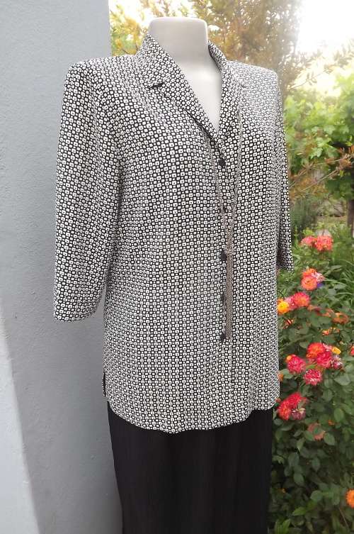Make a statement in this black and white retro print. Woolworths blouse.Size 36/12.