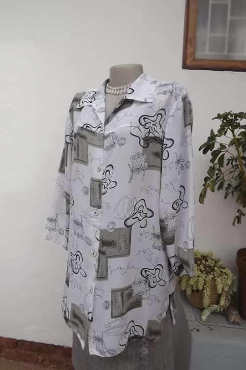Creme colour geometric print blouse.Size 42/18.Extra long slits.Yoke front and back.Shirt collar.