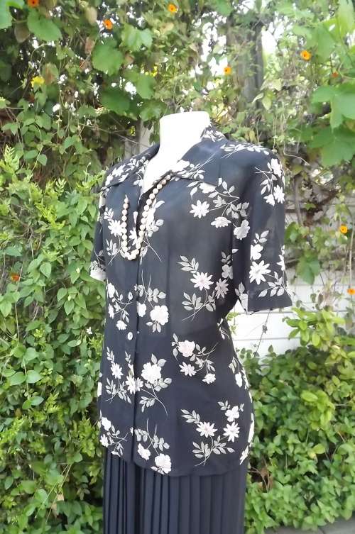 Black short sleeve blouse with beige floral pattern.Size 40/16.Absolute fabulous fabric from Japan