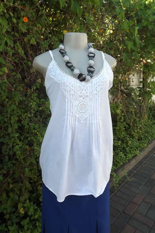 White strappy top in polycotton with pretty cotton lace decoration on front.Size 40/16 by TR