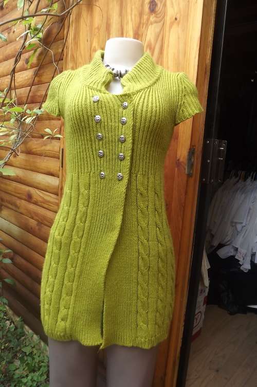 Pretty avogreen knitted double breasted top by NEW FEELING.Size 36/12 with capped sleeves