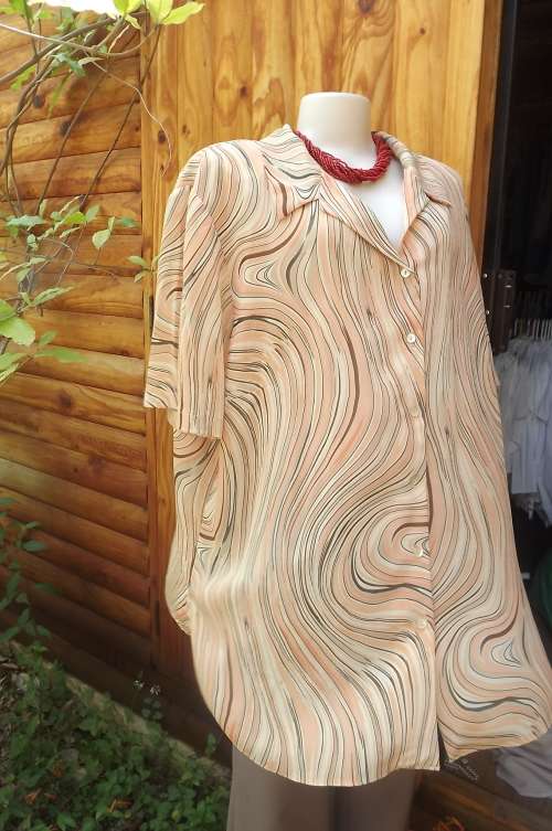 DONNA-CLAIRE top in size 52/28 in 100% polyester.Graphic print in peach,beige and brown.Button down