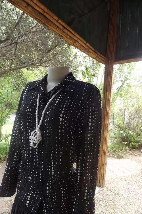 Monochrome tailored blouse with retro pattern by OASIS in size 32/8.Long sleeves with wide cuffs