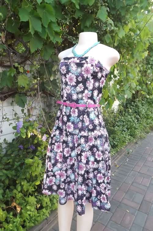 Chic strapless dress in pink and blue floral pattern on black.Size 32/8.Elasticated top back