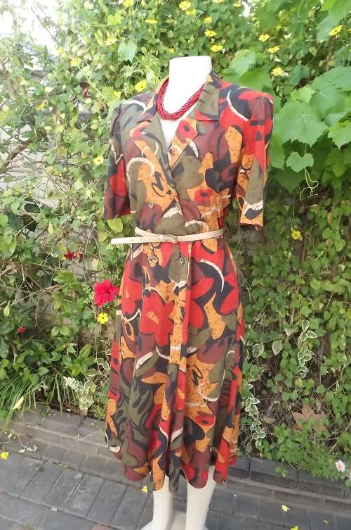 Fantastic autumn colour vintage dress in bold print by MANHATTAN size 34/10.In polycotton.