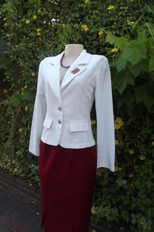 Short tailored LEGIT long sleeve jacket in white textured polyester/rayon.Size 34/10.