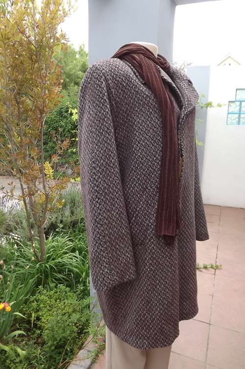 Excellent quality NICHOLSON winter coat in size 44/20.Two stand pockets on front.