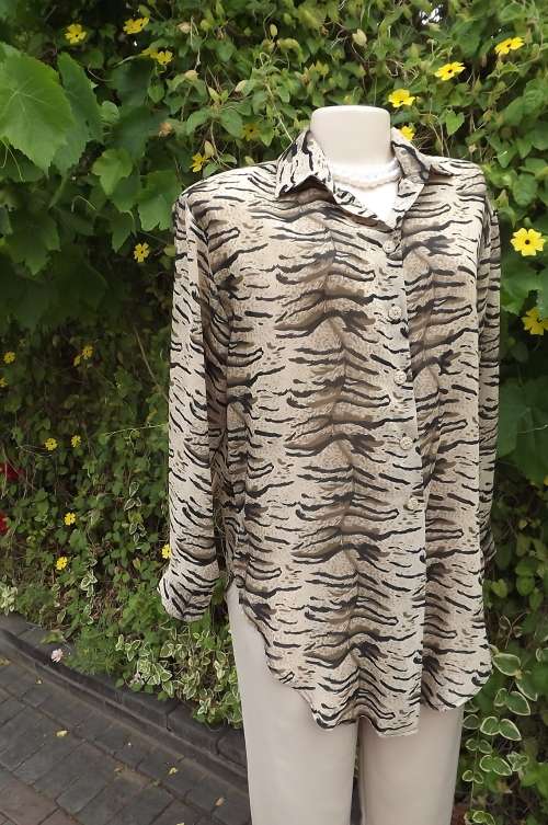 Good quality BANANA REGIME animal print blouse size 34/10.Button down with long rounded seams
