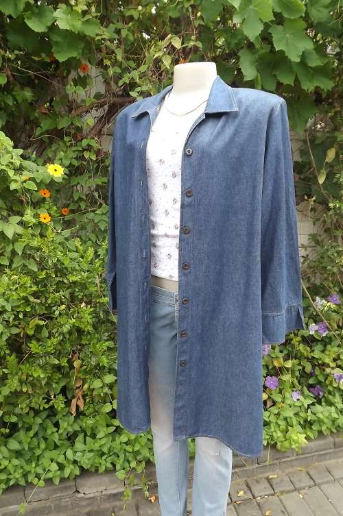 Chic extra long denim jacket.Light weight for in between weather.Size 42/18.As new.