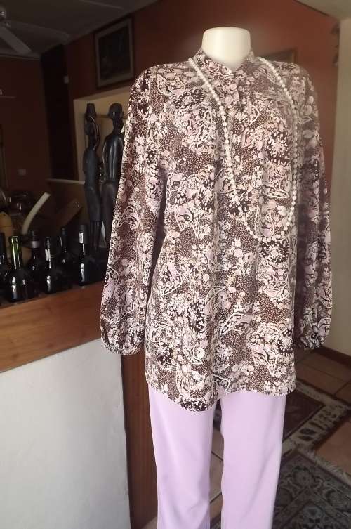 Fabulous DONNA CLAIRE long sleeve top.High banded neckline with front opening.Size 44/20.