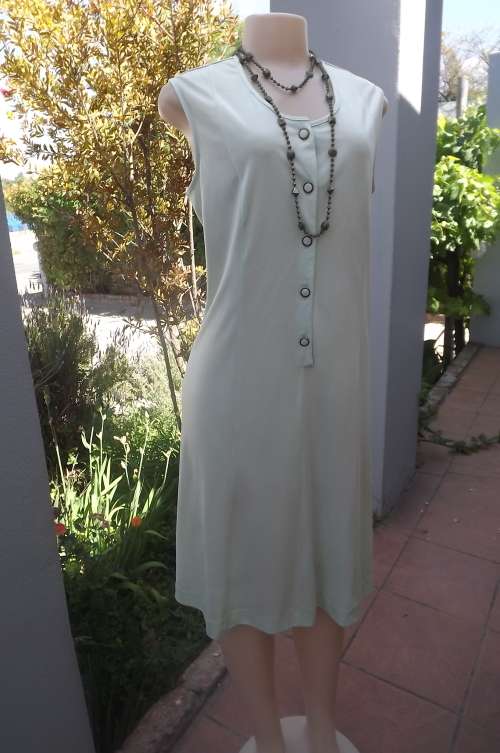 Mintgreen vintage sleeveless dress with rounded neckline.Size 38/14 soft polyester panelled front