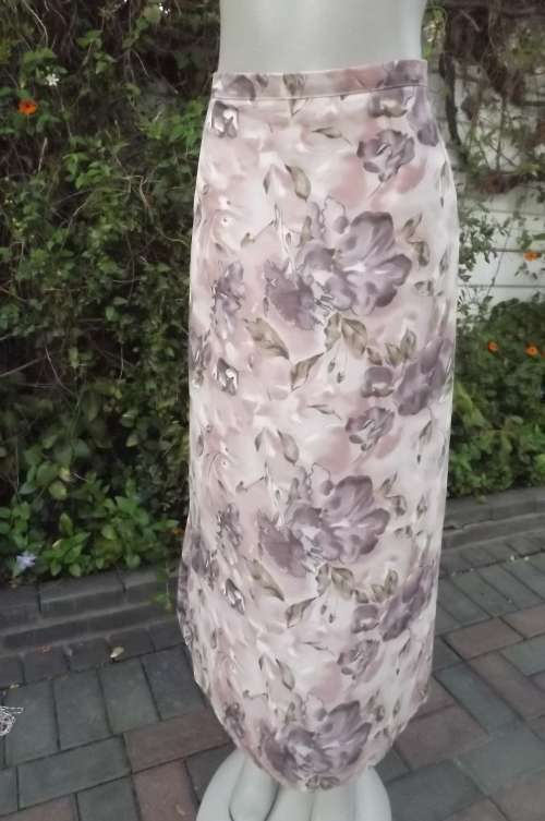 Dusty pink lined polyester A line skirt with mulberry floral pattern.Size 42/18 by "In Focus".