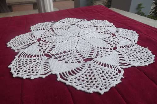 White crochet doily in popular stitch.Diameter 42cm. Good condition.