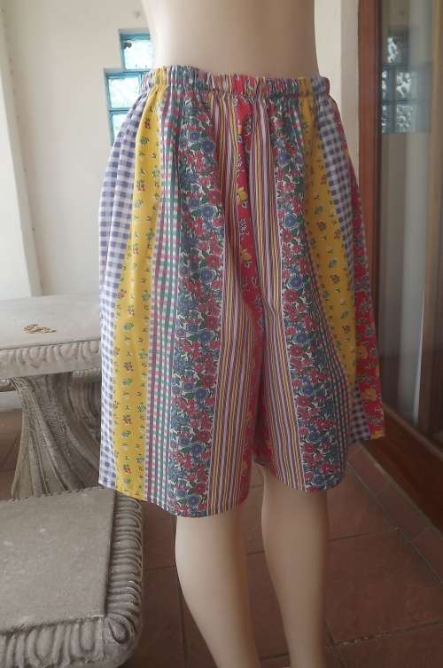 Comfy floral polycotton pants in size 38/14 with elasticated middle.Good condition.