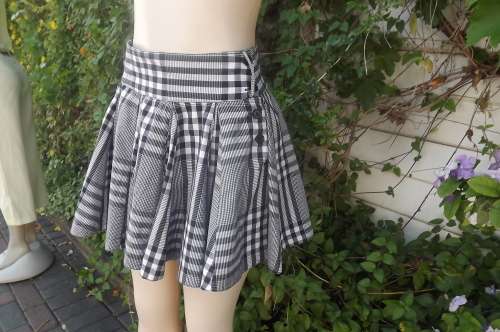 Sexy black + white paneled flare mini skirt.Size 34/10.Open in side with buttons.