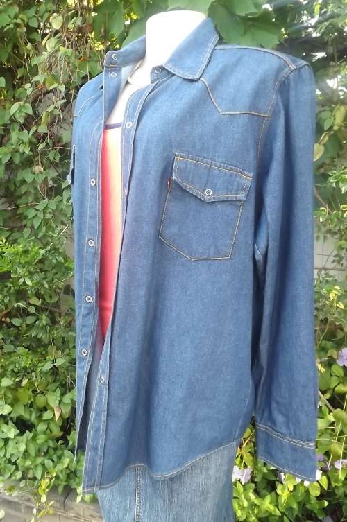 Blue denim jacket/top by LEVI with press button fasteners on front.Size 40/16 ladies,men's Medium