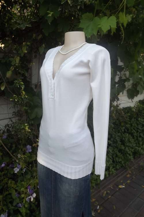 Smart and sexy white long sleeve knitted sweater in acrylic stretch.Size 36/12 by LEGIT.Low V neck
