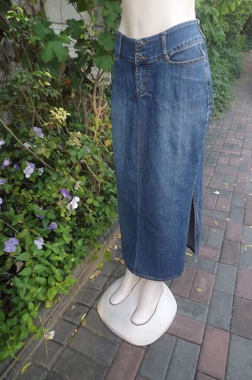 Denim skirt in ankle length.In cotton stretch.Size 36/12.Long slits at sides.Close on front with zip
