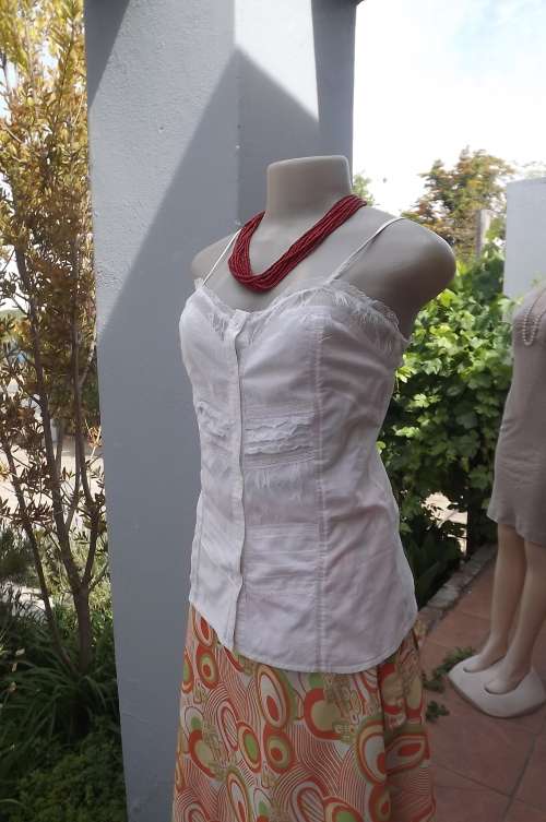 Pretty white fine cotton strappy top with button down top.Size 34/10.Lace decoration on front.As new