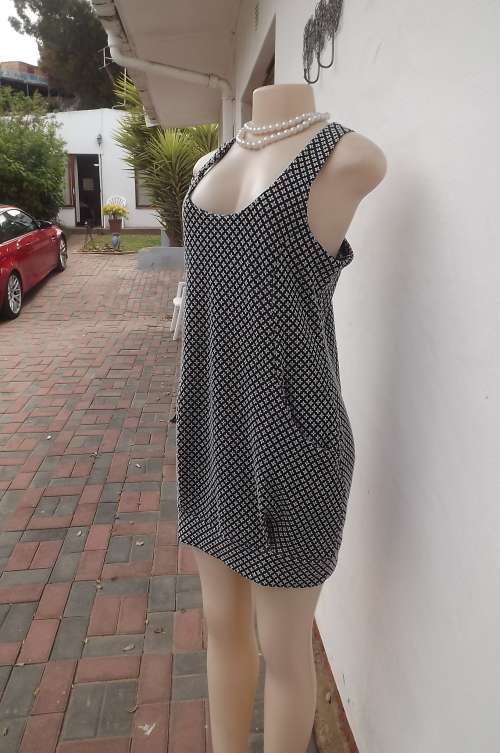 Monochrome short ATMOSPHERE dress in size 36/12.In poly/viscose textured fabric.Side pockets