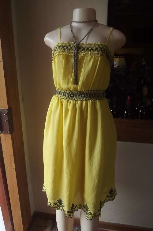 Yellow strappy dress in size 30/6.Elastic smocking in middle and neckline in black.As new.