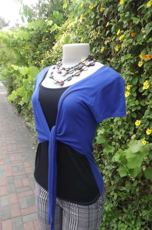 Black and royal blue top in stretch cotton.Size 32/8.Royal blue bolero with black front.Tie on front