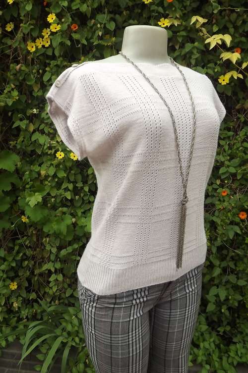 Pale pink vintage knitted top size 34/10.Bout neck with buttons on shoulders.In acrylic yarn.
