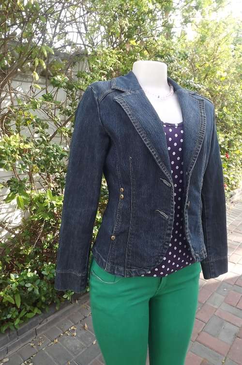 Fashionable size 32/8 denim jeans tailored jacket.Two front seam pockets.Rounded fronts.