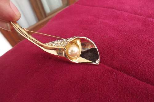 New gold toned fashion brooch n lily design with pearl inner and small simulated diamonds.