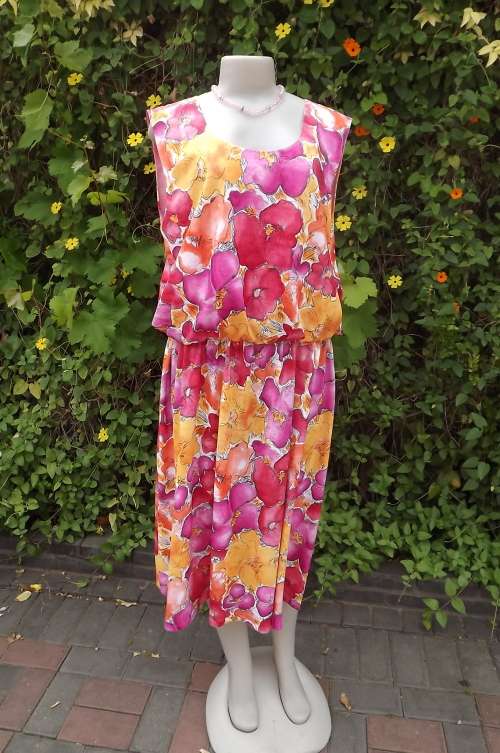 Beautiful cheerful JANE LANDFORD polyester stretch floral dress.Size 48/24.Sleeveless.Top lined.