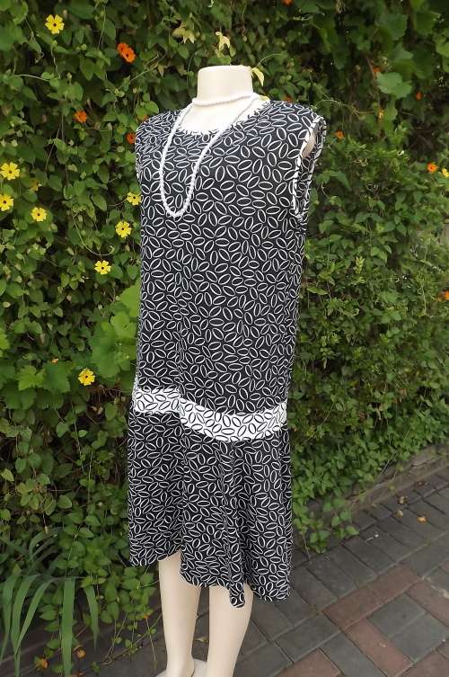 Monochrome vintage sleeveless cool summer dress.Size 38/14 with dropped waist and flare skirt.