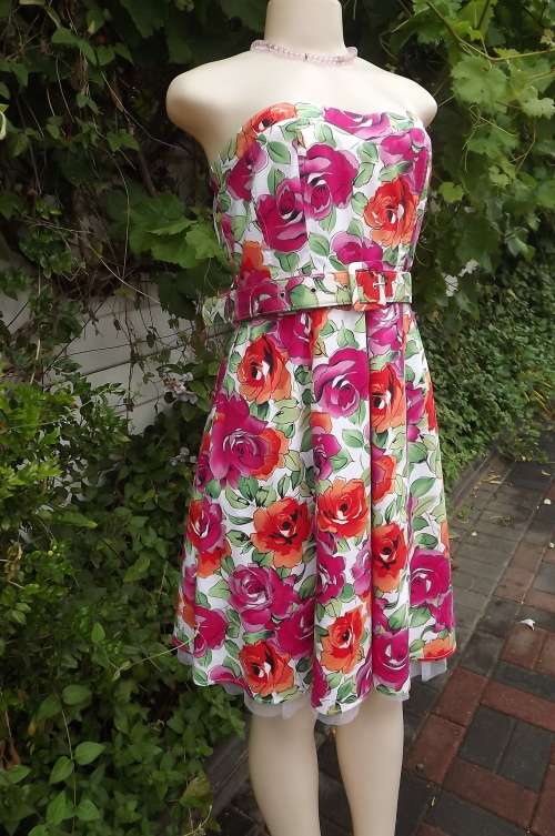 Cheerful floral cotton stretch lined summer dress.Size 14/38 by KELSO ICONS strapless.Good condition