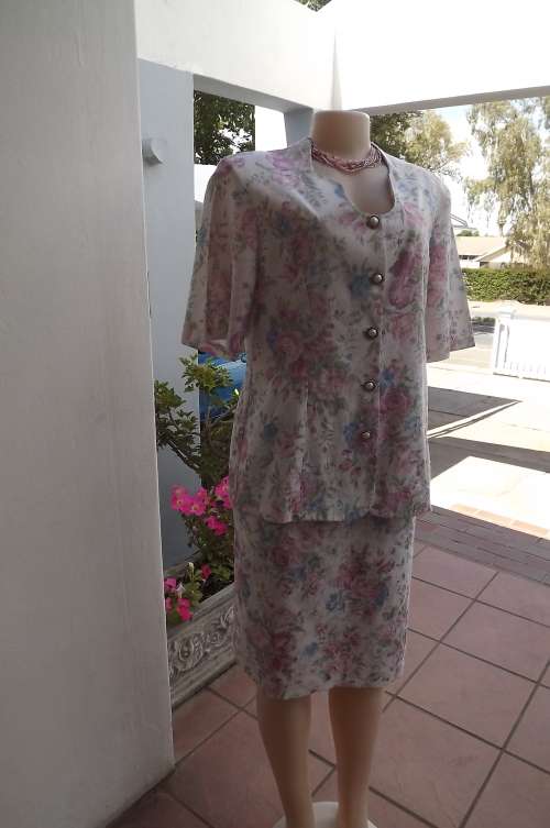 Elegant 2 piece shirt suite by WOOLWORTHS.Size 42/18.In white with pink and blue roses.