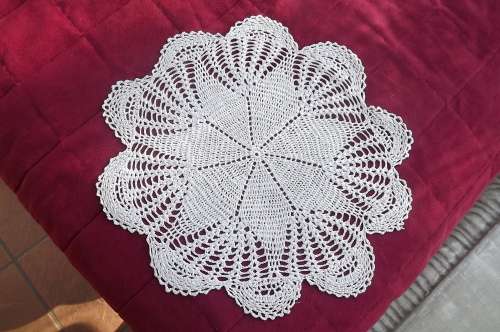 Vintage crochet cotton doily in pretty design. Diameter 30cm. Good condition.
