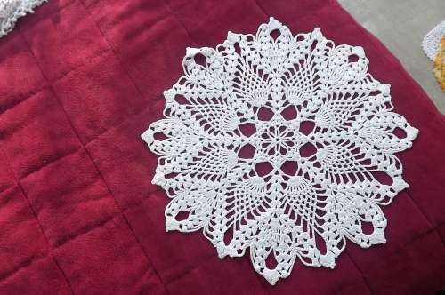 Stunning doily done in cotton yarn.In pineapple design.Diameter 25.5 cm.Good condition
