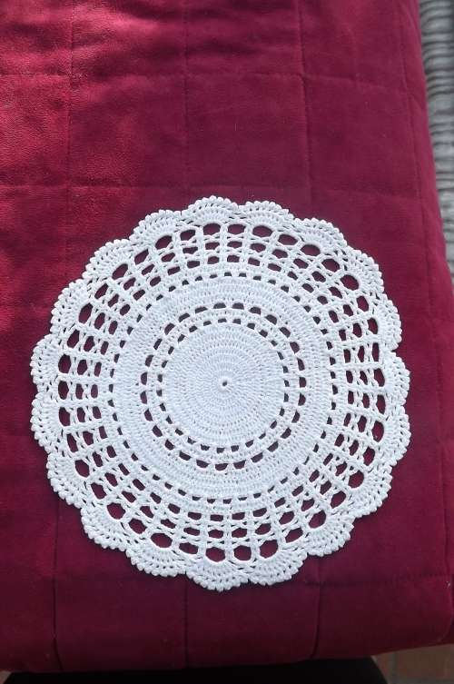 Small crochet doily in cotton yarn.Diameter 22.5cm.As new