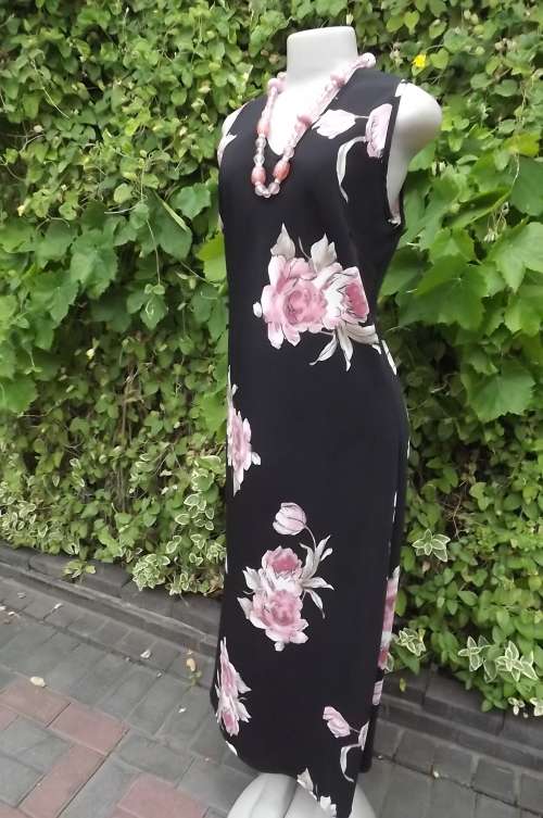 Sheath dress in black wash + wear polyester with bold pink floral design.Size 40/16.V front.