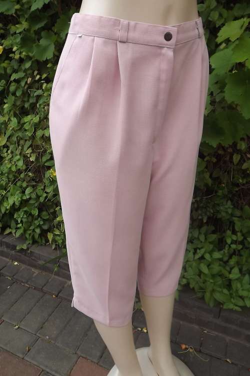Dusty pink cropped pants with high waist textured polyester wash + wear fabric.Size 40/16.