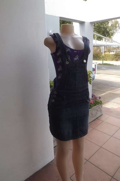 Denim skirt with bib and straps.Pockets front and back.Size 36/2 suitable for 12 to 13 year old girl